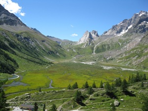 La piana di Combal con la palude di alta quota visti dal sentiero che porta al laghetto glaciale del Miage