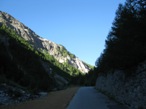 La strada asfaltata che risale la Val Veny