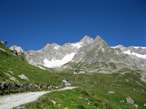 La strada che prosegue verso il Rifugio Elisabetta ormai in vista