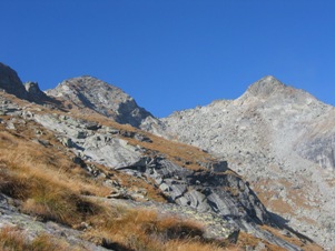 La Becca Torché (sinistra) e la Becca di Vlou viste da sud lungo l'avvicinamento