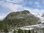 Proseguendo dal bivio, dopo pochi passi ecco apparire il Monte Cavallo, dove alla sua destra si intravede la seggiovia del Ciarcerio. Ora si scende gi nel vallone per poi risalire al Ciarcerio