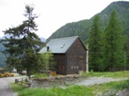 Ormai in dirittura di arrivo si passa vicino al vecchio rifugio Cai Casale, in disuso.