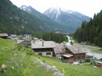 Il Paesino di Frachey dove poi attraverseremo la strada e seguendo il torrente arriveremo a Champoluc