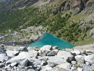 Il Lago blu visto dalla cresta morenica che si sviluppa sul versante nord occidentale del lago