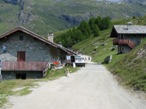 L'alpe di Chanlossere dove la sterrata prosegue verso l'Arp e il lago di Literan