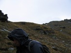 Il Colletto Valnera visto lungo la salita, a destra e sullo sfondo l'inizio della cresta per la Punta Valnera