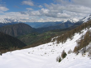 La vista su Ayas dal Colle Ranzola. Da destra verso sinistra: la cima dello Zerbion, uno scorcio su Aosta e la valle centrale, Colle de Joux e la Testa di Comagna.