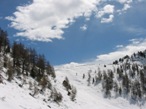 Il sentiero, nascosto dalla neve che conduce al Colle Ranzola. Sullo sfondo il Colle Ranzola e a destra la Punta Regina