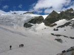 Il passaggio sul grosso nevaio/ghiacciaio che porta sotto lo sperone roccioso piramidale del Lambronecca visibile sullo sfondo