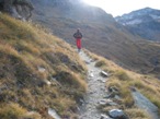 Il sentiero per il Testa Grigia, da seguire inizialmenti fino a portarsi in corrispondenza dei due corni rocciosi