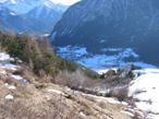 Il sentiero poco visibile che porta nel bel bosco sopra Vollon