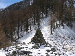 L'ometto in pietra in cima al Col di Finestra
