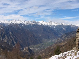 La vista verso la valle centrale e Issogne. In basso a destra la Courma di Machaby, mentre sullo sfondo il Monte Avic