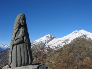 La madonnina posta sulla cima, sullo sfondo il Crabun (a destra)