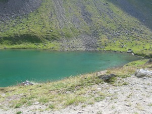 Il bel laghetto di fronte al rifugio