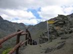 L'arrivo al colle di Chamol, punto panoramico sul rifugio, le cime circostanti e il laghetto di Chamol. Da qui inizia la discesa verso il rifugio.