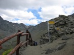 L'arrivo al colle di Chamol, punto panoramico sul rifugio, le cime circostanti e il laghetto di Chamol. Da qui inizia la discesa verso il rifugio.