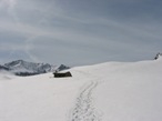 Il sentiero coperto dalla neve, dietro il piccolo promontorio, si trova il rifugio