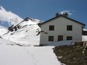 Il Rifugio Dondena a inizio primavera