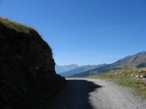 L'arrivo alla strada carrozzabile superiore dove si deve svoltare a destra