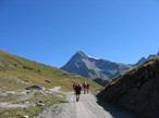 Percorrendo la strada e superando un primo alpeggio la vista si apre sul Mont Gelé