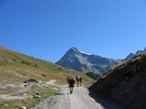 Percorrendo la strada e superando un primo alpeggio la vista si apre sul Mont Gel