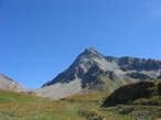 In prossimit degli ultimi alpeggi. Il Mont Gel  sempre sullo sfondo