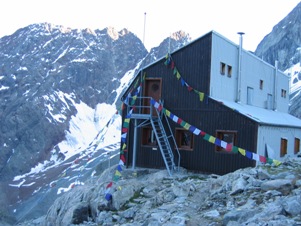 Il Rifugio Nacamuli e le bandierine con le preghiere Tibetane