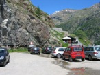 La partenza dal parcheggio si prende la strada a fianco del bar