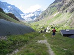Le baite dell'Alpe d'Oren e il lungo vallone pianeggiante da percorrere prima di risalire di nuovo