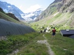 Le baite dell'Alpe d'Oren e il lungo vallone pianeggiante da percorrere prima di risalire di nuovo