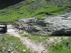 Il ponte sul torrente che si incontra dopo le baite dell'Alpe d'Oren