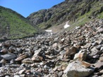 In fondo al vallone d'Oren si giunge alla petraia che risale verso lo stretto valloncello.