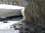 Superata la petraia si giunge al termine del valloncello, un particolare dell'ultimo passaggio. Si deve risalire tra la roccia e i resti di questo grosso nevaio. Si notano i segni gialli sulla roccia