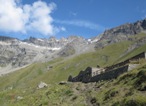 L'ultimo alpeggio della conca e sullo sfondo la testata della valle