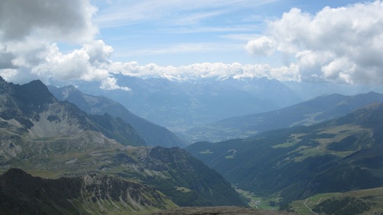La Valpelline e la Valle Centrale di Aosta vista nei pressi della cima