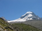 Aggirato e superato il colle si vede il Ciarforon, il rifugio non  pi molto lontano