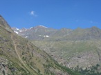 Usciti dal bosco il sentiero costeggia la montagna e gira intorno per superare il colle