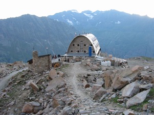 Il rifugio Vittorio Emanuele visto dal secondo locale pi a monte