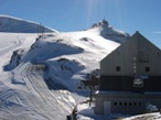 Il Rifugio del Teodulo, uno dei primi rifugi CAI. Sullo sfondo il Testa Grigia con il rifugio Guide del Cervino e a fianco il Plateau Rosa