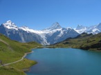 Il Bachalpsee visto dal sentiero per il Faulhorn, sullo sfondo La Wetterhorn, e la catena dello Jungfrau