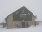 Il rifugio Maria Luisa avvolto nella nebbia delle nuvole basse